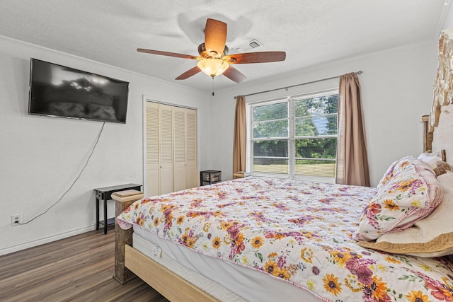 567 Celtic Rd, Howe, TX 75459 - bedroom with wood finished floors, a textured ceiling, a ceiling fan, crown molding, and a closet