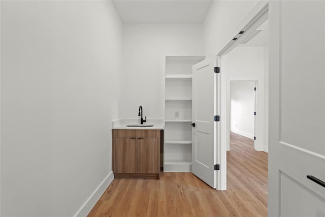 404 Cleaves St, Dallas, TX 75203 - bar featuring light wood-style floors