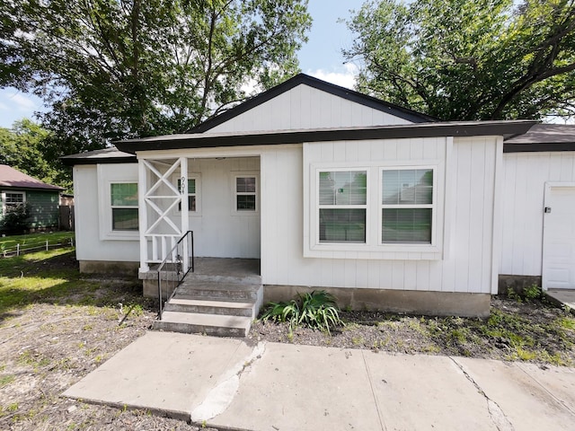 904 Forrestal Dr, Arlington, TX 76010 - bungalow-style house with an attached garage