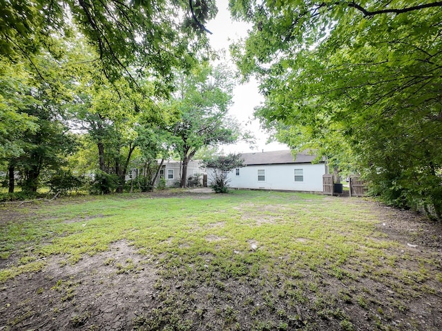 904 Forrestal Dr, Arlington, TX 76010 - view of grassy yard
