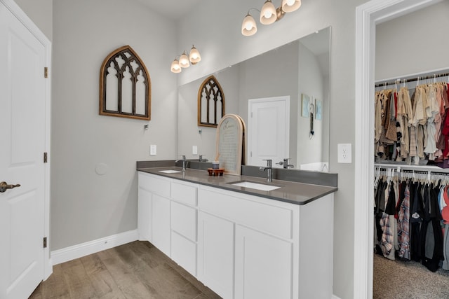 621 Mesquite Grove Rd, Midlothian, TX 76065 - full bath with double vanity, a spacious closet, and wood finished floors