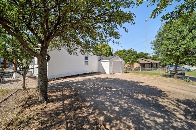 407 Bradley St, Dallas, TX 75224 - view of yard featuring driveway and an outbuilding
