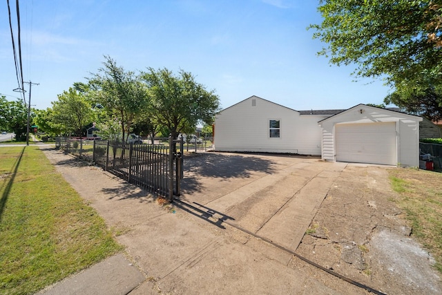 407 Bradley St, Dallas, TX 75224 - view of side of property with a garage and driveway