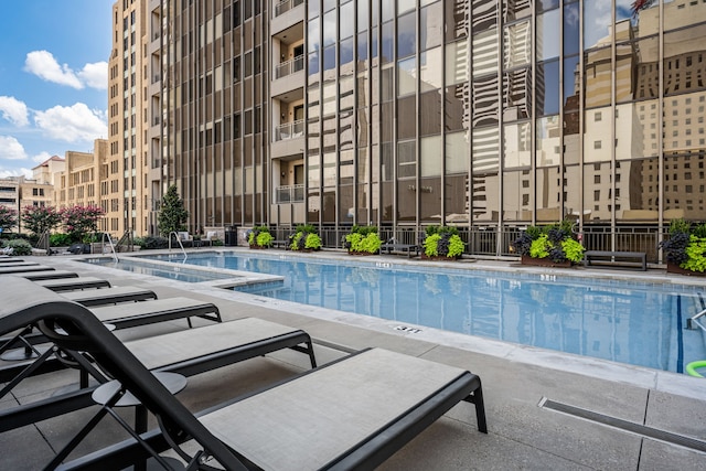 1200 Main St Unit 707, Dallas, TX 75202 - view of community pool