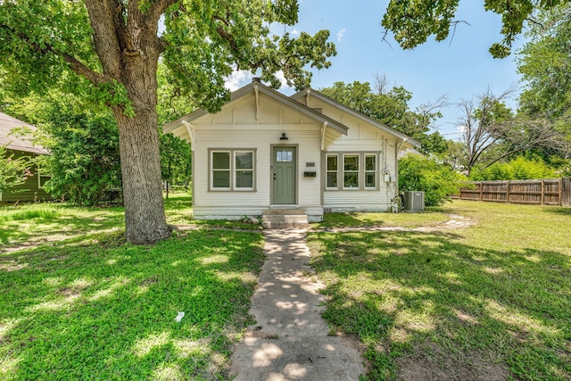 1143 W Jones St, Stephenville, TX 76401 - bungalow-style house featuring board and batten siding