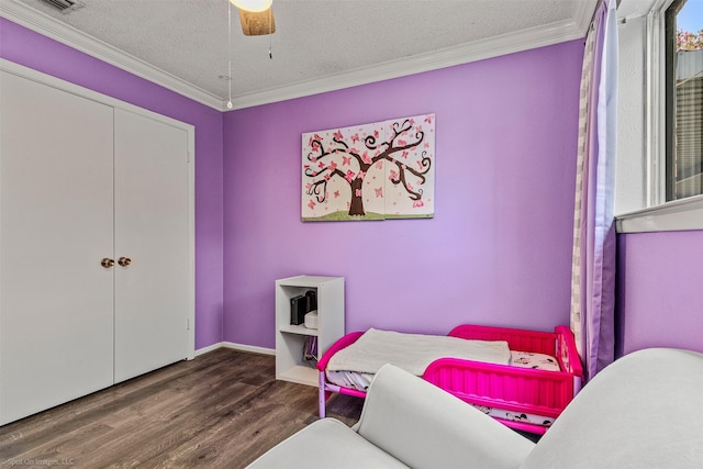 910 Meadowside Cir, Garland, TX 75043 - bedroom with wood finished floors, crown molding, a textured ceiling, and ceiling fan