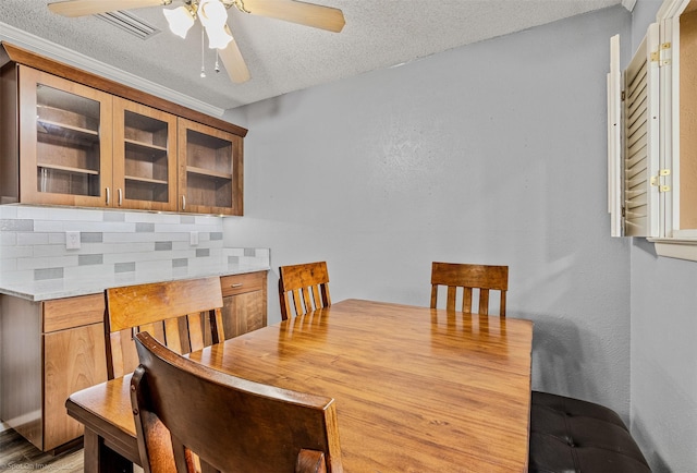 910 Meadowside Cir, Garland, TX 75043 - dining area with ceiling fan, a textured ceiling, and light wood finished floors