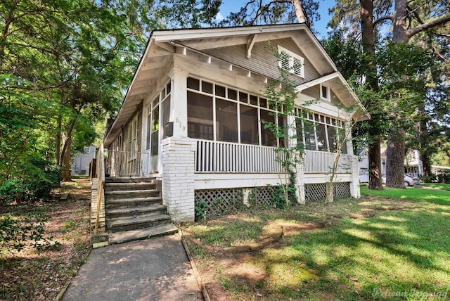 619 College St, Shreveport, LA 71104 - view of front facade featuring a sunroom and a front lawn