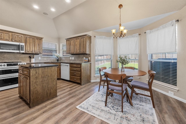 5520 Plata Ln, Benbrook, TX 76126 - kitchen with appliances with stainless steel finishes, a chandelier, backsplash, light wood-type flooring, and recessed lighting