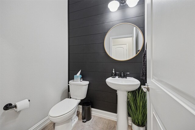 933 Basket Willow Ter, Fort Worth, TX 76052 - bathroom with wood walls