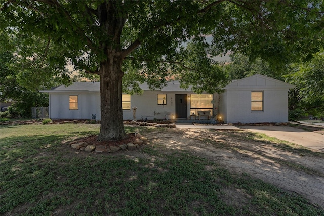 6301 Shadydell Dr, Fort Worth, TX 76135 - view of front of property featuring covered porch and a front lawn