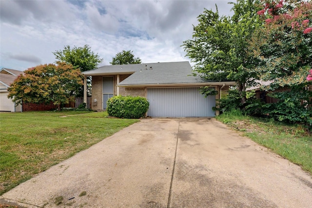 1801 Plantation Rd, Garland, TX 75044 - view of front of house featuring a front yard and driveway