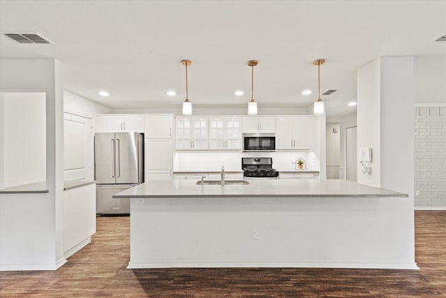 8620 S County Rd, Frisco, TX 75034 - kitchen with appliances with stainless steel finishes, white cabinets, wood finished floors, and recessed lighting