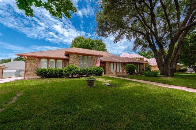 1115 Shady Oak Trl, Mansfield, TX 76063 - ranch-style home featuring a front lawn and brick siding