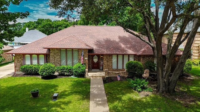 1115 Shady Oak Trl, Mansfield, TX 76063 - view of front of house with a front yard, a shingled roof, and brick siding