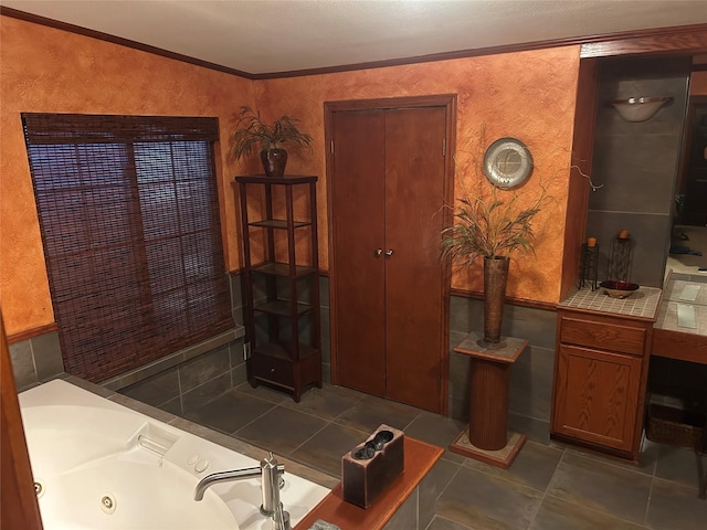 625 N Bailey Ave, Fort Worth, TX 76107 - bathroom featuring a textured wall, a whirlpool tub, and crown molding