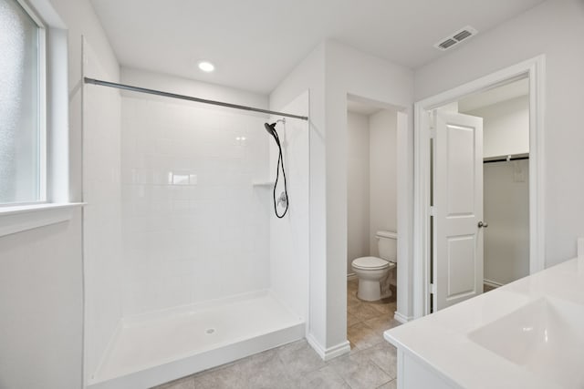 124 Greengate Dr, Boyd, TX 76023 - full bath with tiled shower, tile patterned flooring, vanity, a walk in closet, and recessed lighting