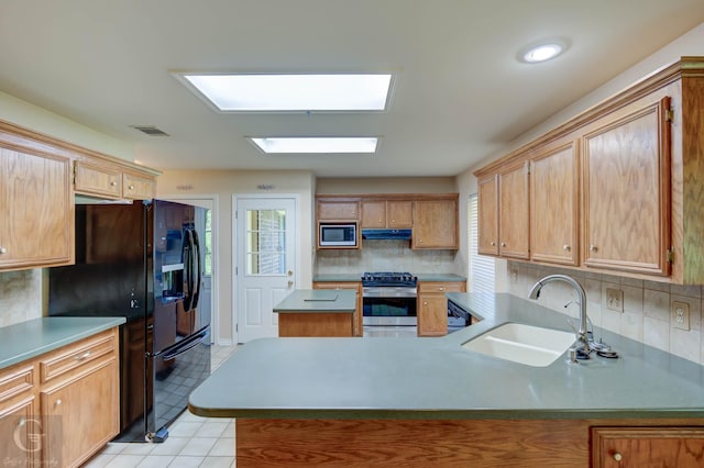 8 Sterling Ranch Rd N, Haughton, LA 71037 - kitchen with appliances with stainless steel finishes, decorative backsplash, a skylight, and a peninsula
