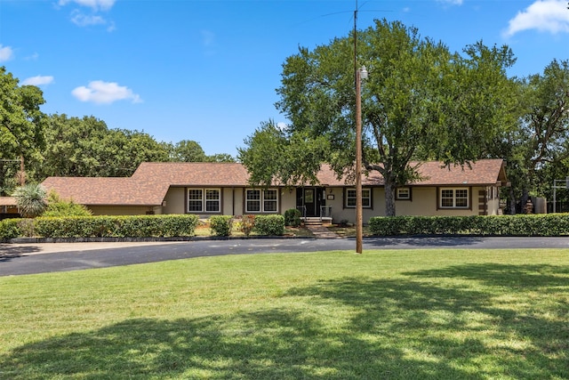 3315 Curry Rd, Arlington, TX 76001 - ranch-style house with a front yard and stucco siding