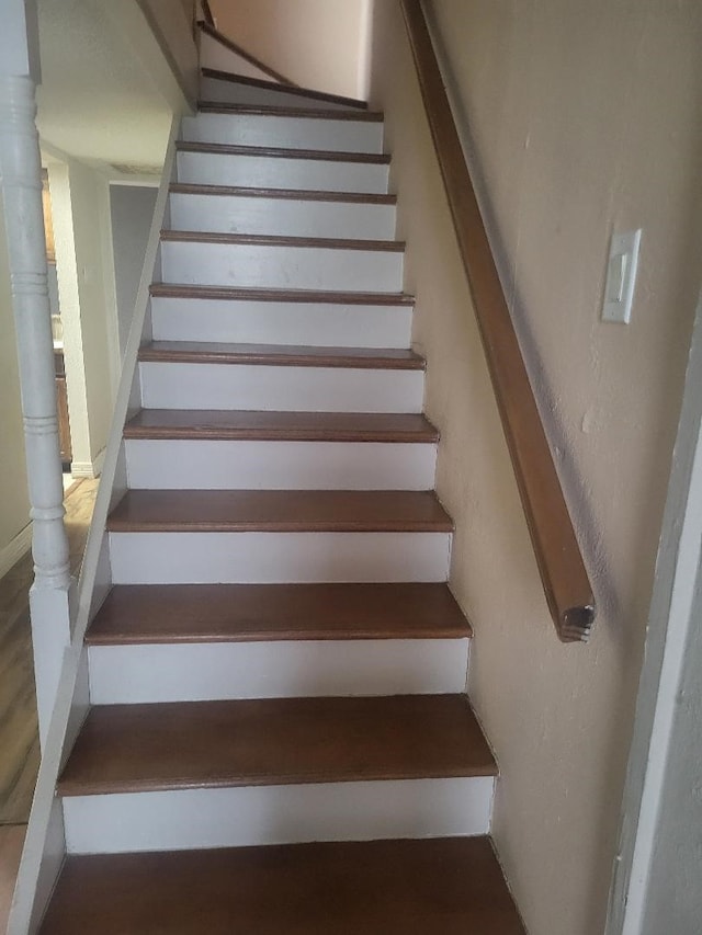 734 Sceptre Cir, Garland, TX 75043 - view of stairway