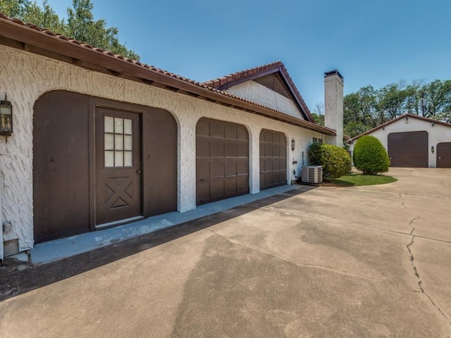 1425 Meyers Rd, Irving, TX 75060 - garage featuring driveway