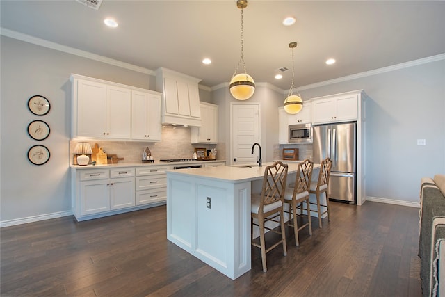712 Tallgrass Dr, Aledo, TX 76008 - kitchen with stainless steel appliances, backsplash, a breakfast bar, an island with sink, and crown molding