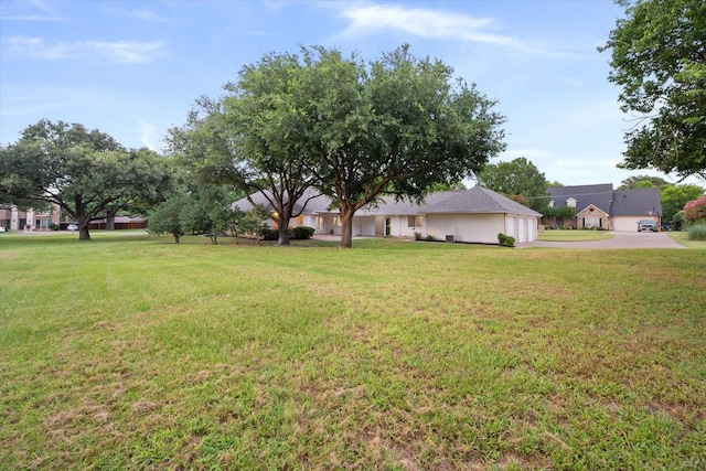 2800 Broadacres Ln, Dalworthington Gardens, TX 76016 - view of green lawn featuring driveway and an attached garage