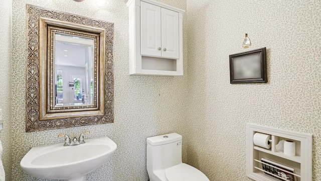 2945 Horseshoe Trl, Frisco, TX 75033 - half bath featuring toilet and a sink