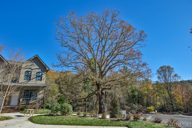 view of front of home featuring a front yard