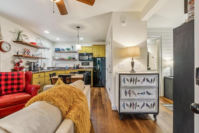 living area featuring ceiling fan, dark wood finished floors, and recessed lighting