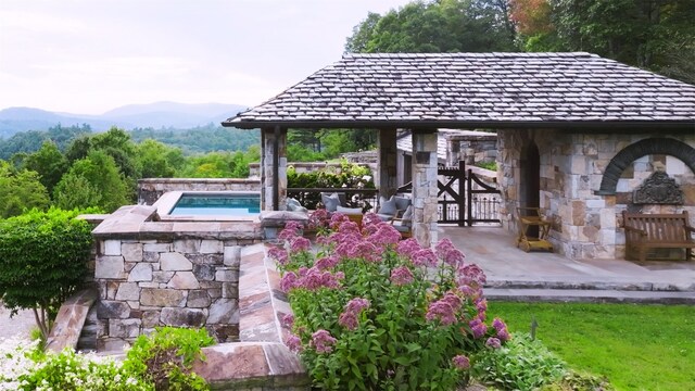 view of home's community with a mountain view and a yard