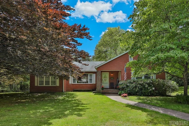 view of front of property featuring a front lawn