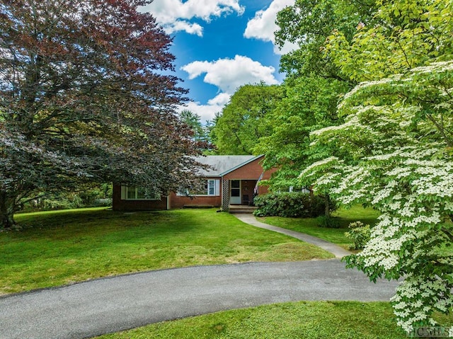 view of front of property with a front yard