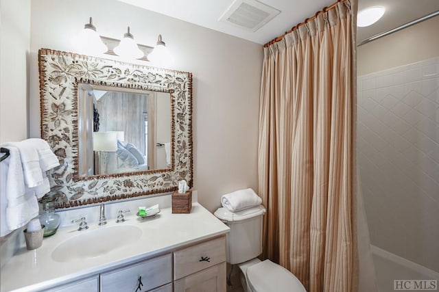 full bathroom with shower / tub combo with curtain, vanity, and toilet