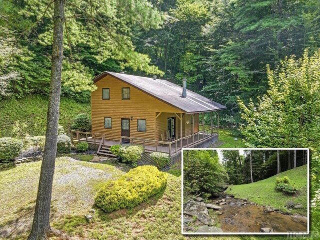 view of front of property with a front lawn