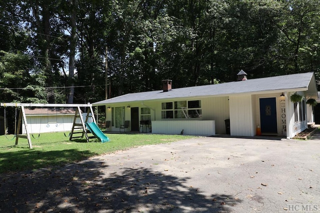 single story home with a front yard