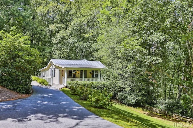 view of front of house featuring a porch and a front yard