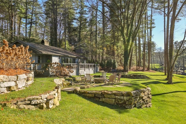 view of yard featuring an outdoor fire pit