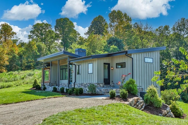 view of front of property featuring a porch and a front yard