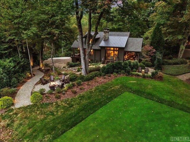 view of front of home featuring a front yard