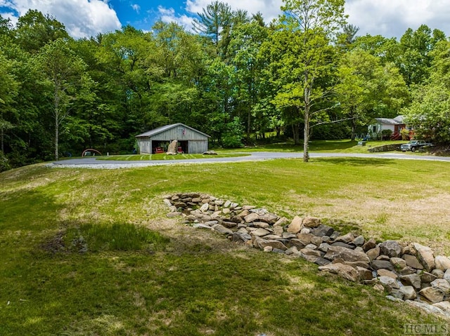 view of yard with an outdoor structure