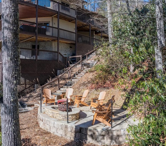 view of patio with an outdoor fire pit