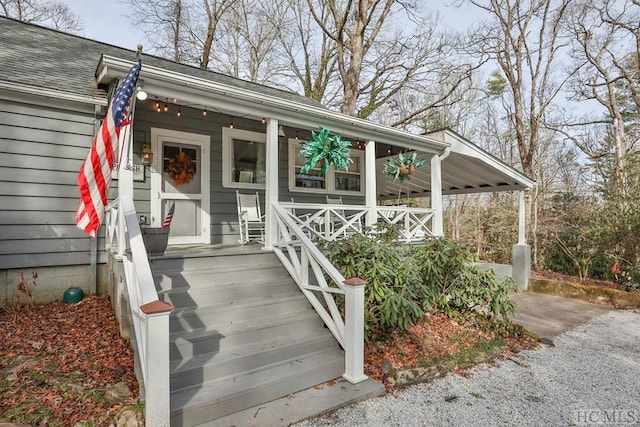 entrance to property featuring a porch