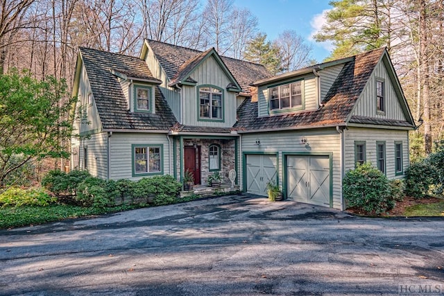 view of front facade featuring a garage