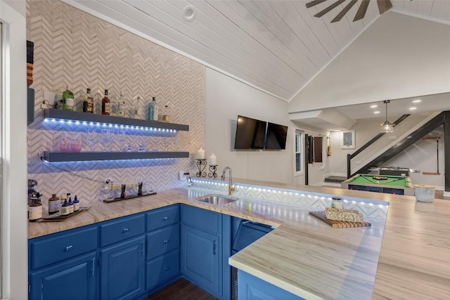 bar with lofted ceiling, backsplash, a sink, and a ceiling fan