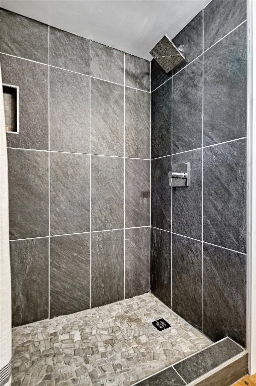 bathroom featuring a tile shower