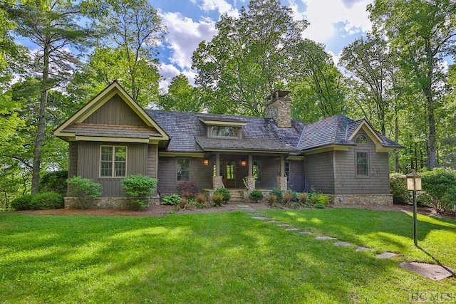 view of front of property featuring a porch and a front yard