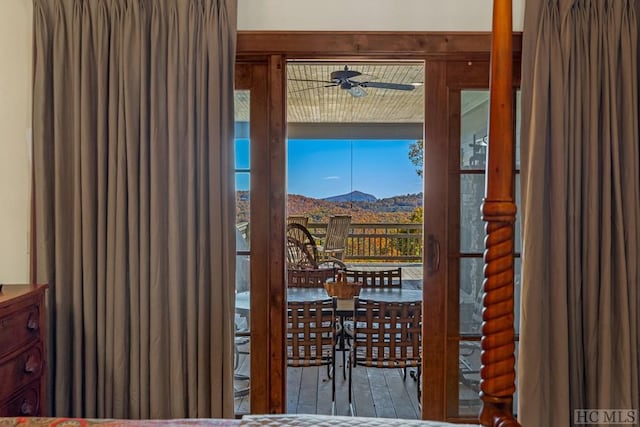 entryway featuring a mountain view