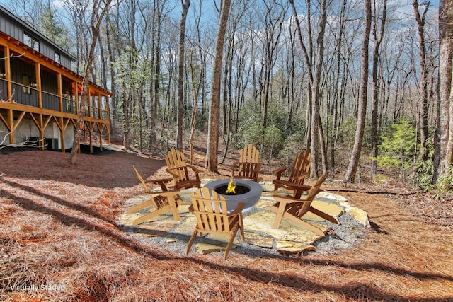 view of yard featuring a fire pit