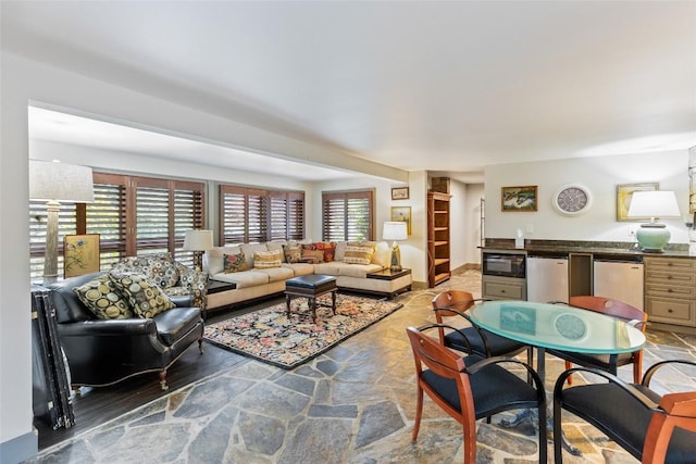 314 Beckonridge Trl, Sapphire, NC 28774 - living area featuring wet bar